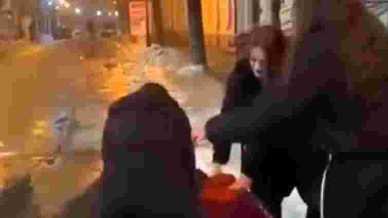 Троє дівчат жорстоко побили перехожого в Коломиї 