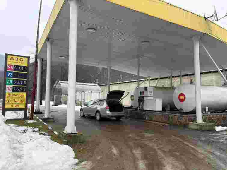 З нелегальної АЗС на Закарпатті вилучили 30 тонн бензину