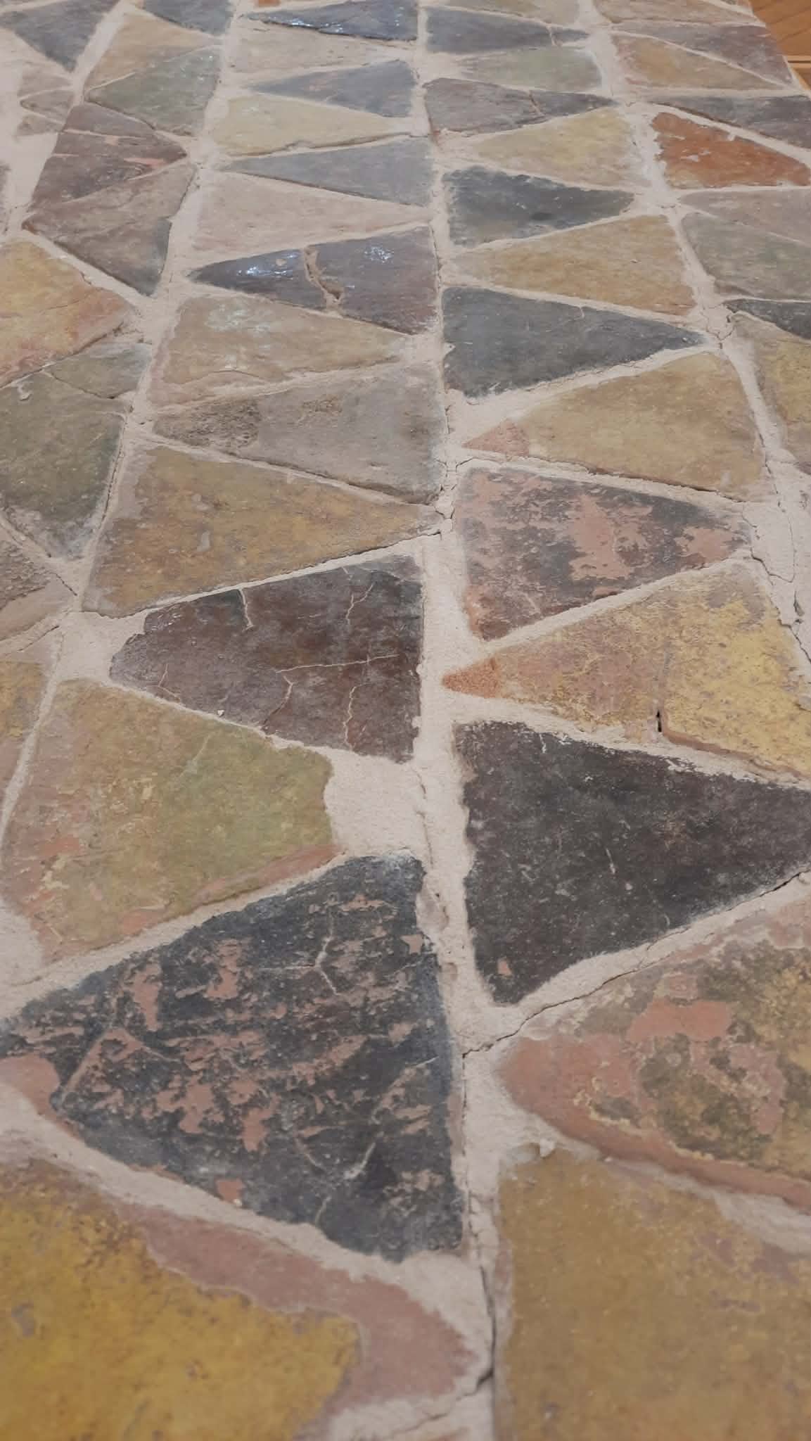 Традиційні кольори церковної плитки XII-XIII ст.