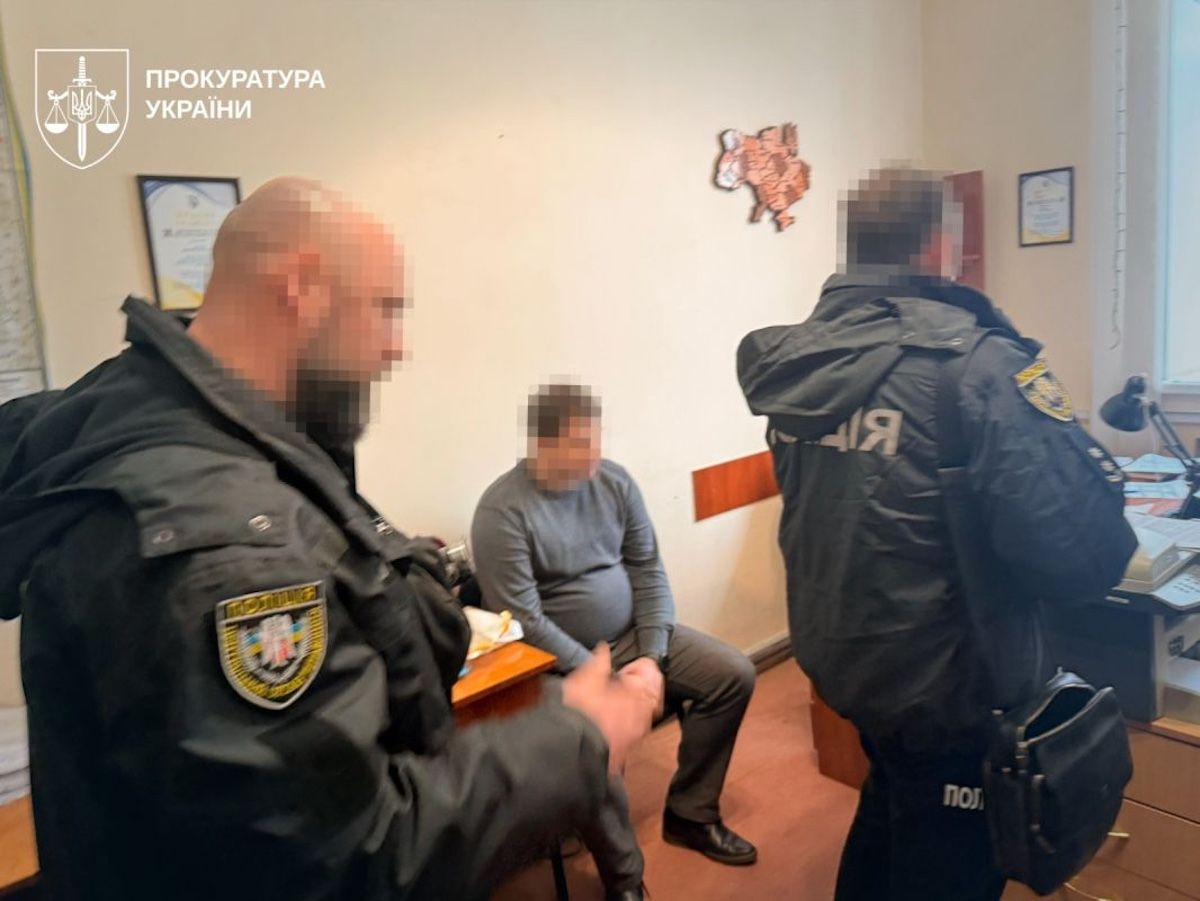 Посадовця Хмельницької ОДА викрили на вимаганні хабаря з підриємця-перевізника