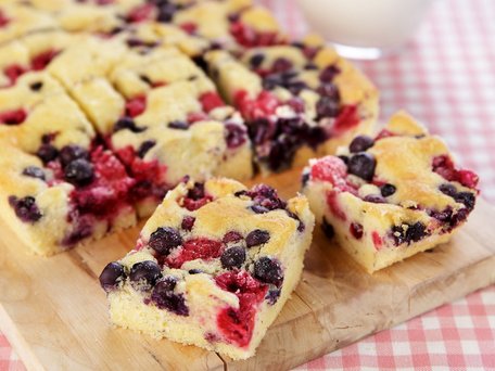 Швидкий пиріг із замороженими ягодами. Рецепт дня