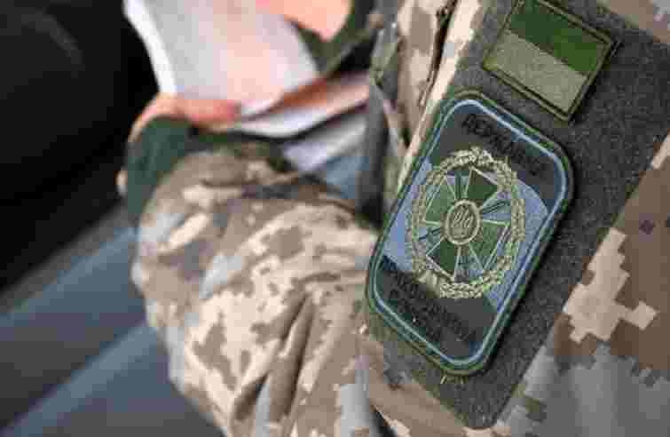 Посадовця ДПСУ на Закарпатті затримали під час отримання хабаря за переправлення ухилянтів