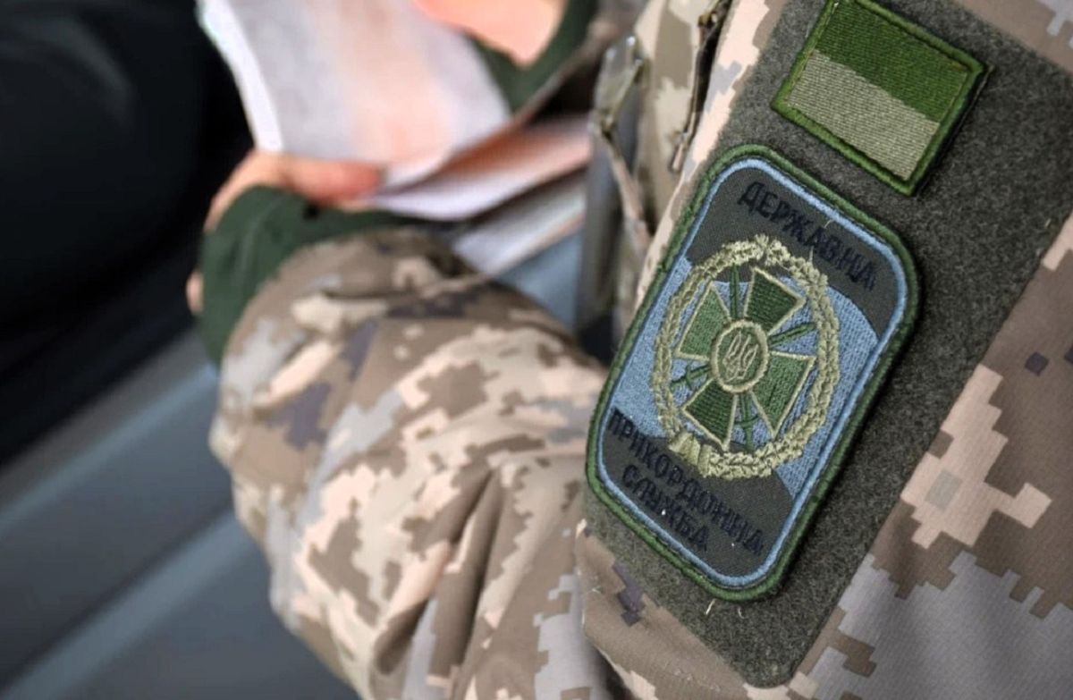 Посадовця ДПСУ на Закарпатті затримали під час отримання хабаря за переправлення ухилянтів