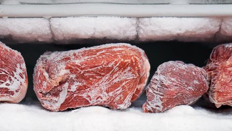 Незвично, але дуже дієво: як швидко розморозити м'ясо, якщо бракує часу