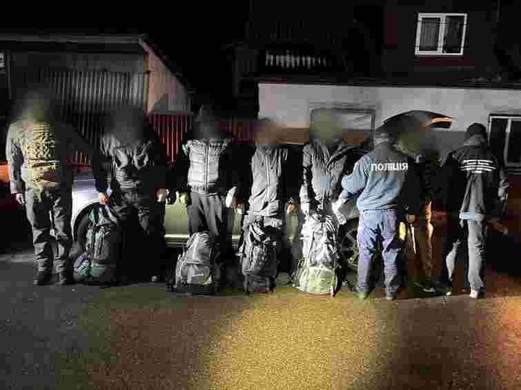 Затримали водія, який за 500 тис. грн віз до кордону чотирьох ухилянтів на Закарпатті