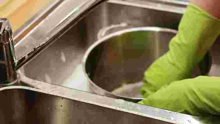 Побутовий мінімалізм: як помити посуд без водопостачання під час відключень світла