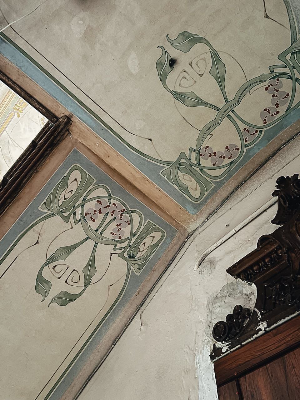 Розписи сходової клітки (фото Art Nouveau heritage in Lviv)