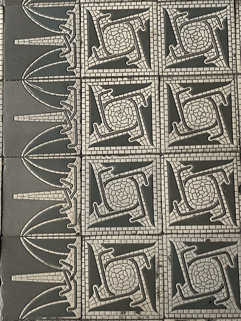 Плитка на підлозі (фото Art Nouveau heritage in Lviv)