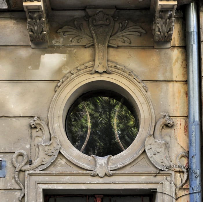 Дракони над вхідними дверима (фото Олександра Маханця/Центр міської історії)