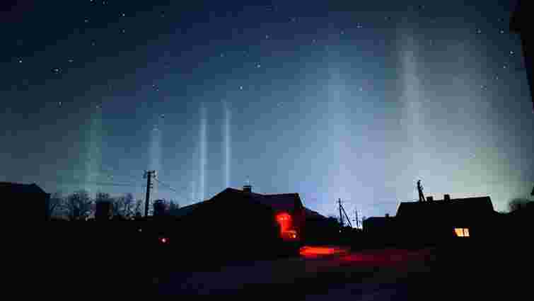 На Тернопільщині спостерігали рідкісне природне явище «світлові стовпи»