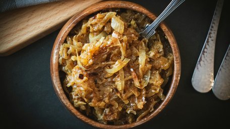 Вам знадобиться сіль: як швидко карамелізувати цибулю