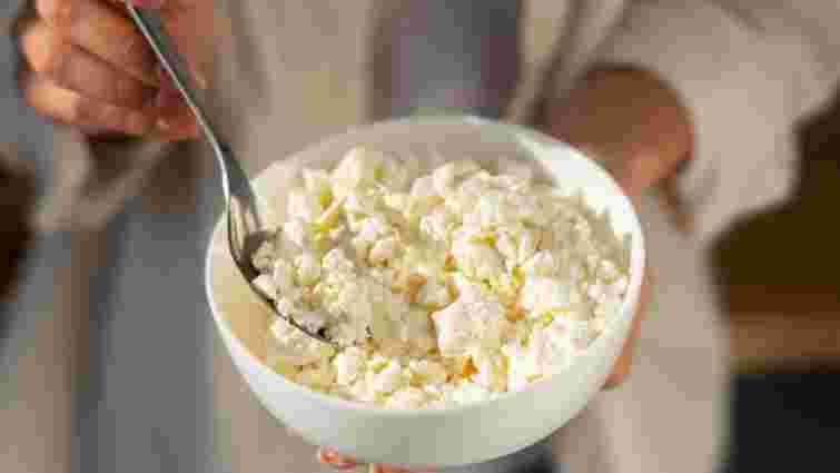 Як зробити кисломолочний сир менш кислим: що в нього варто додати