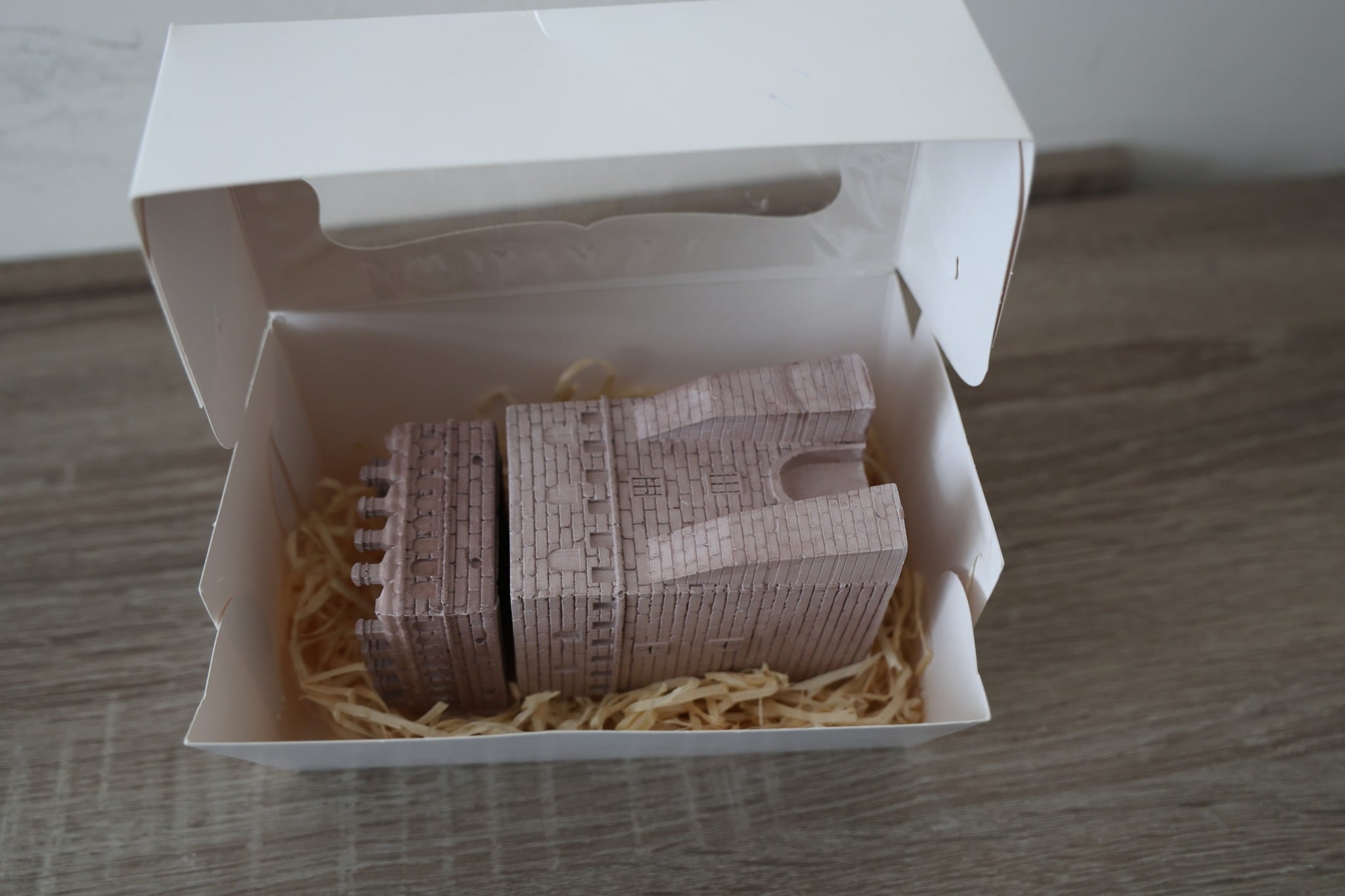 Подарункові набори складаються з ароматизованої свічки та пакування (фото міськради)