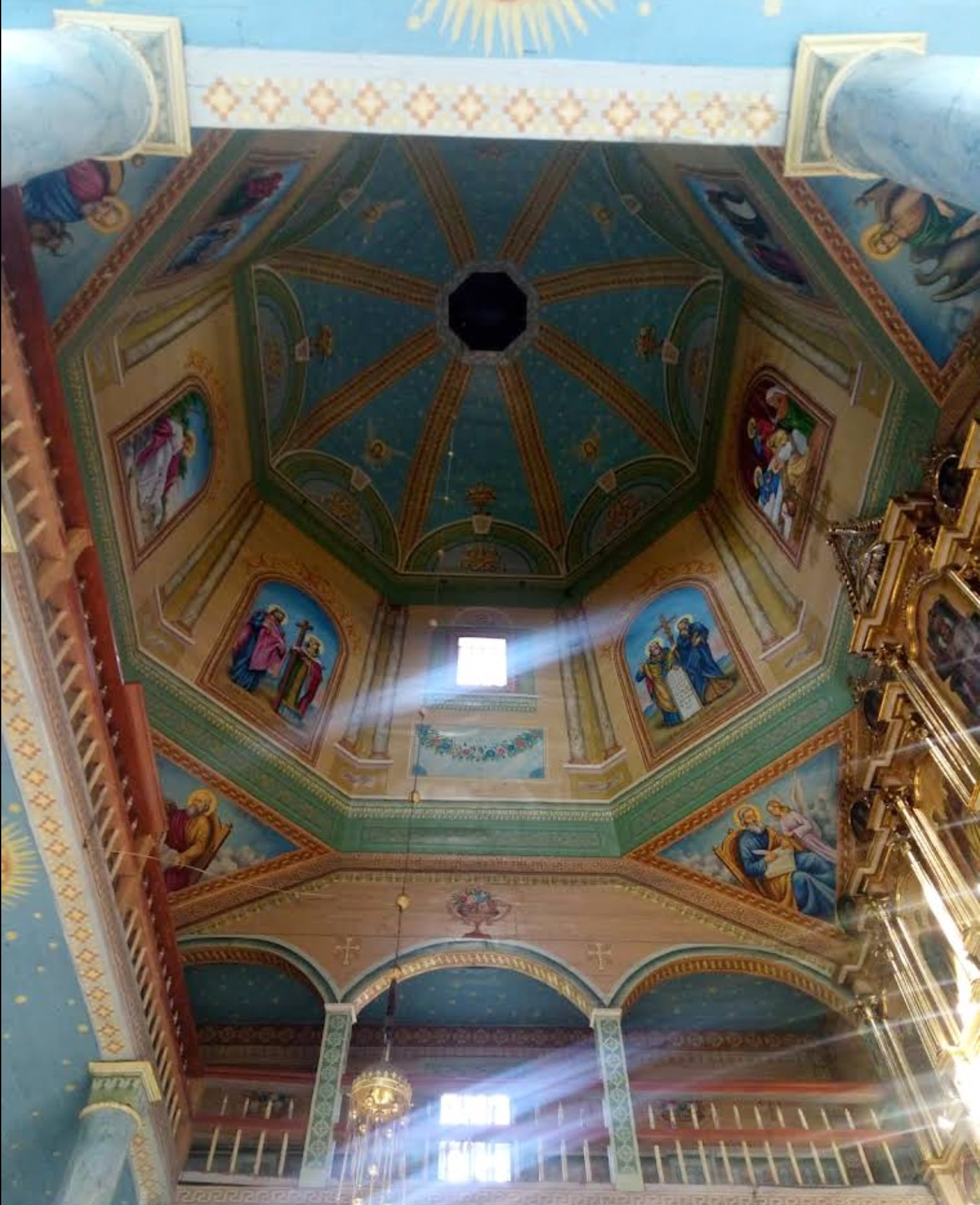 Інтерʼєр церкви в Деревні (фото Ігоря Литвина)