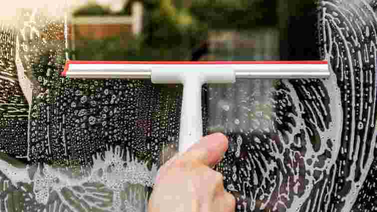 Чому варто мити вікна саме взимку: перелік переваг