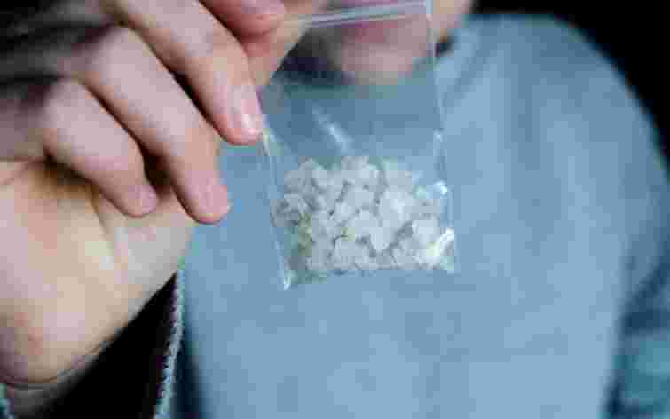 Неповнолітня прикарпатка уникла покарання за пересилання наркотиків у різні міста України