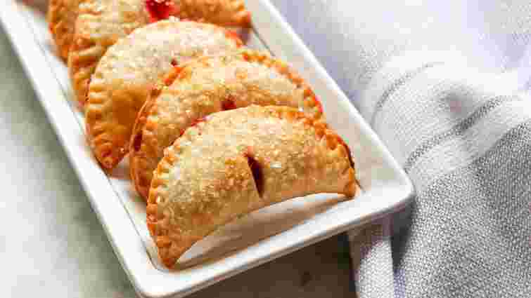 Як правильно ліпити пиріжки, щоб начинка залишалася всередині