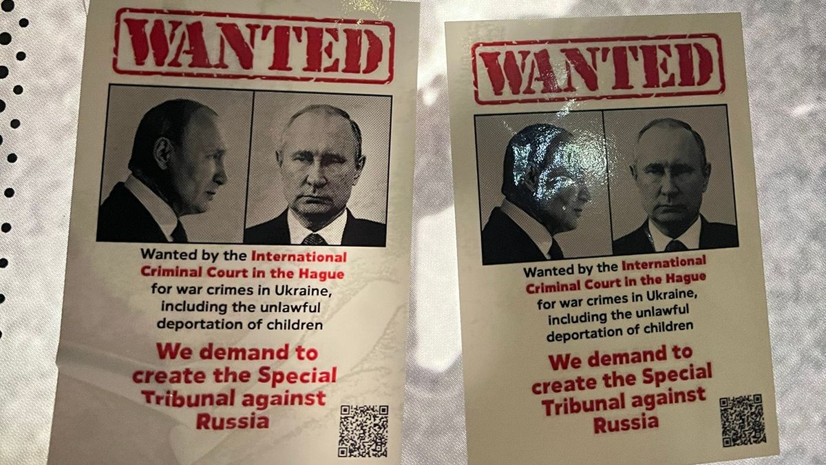 Українці розклеїли сотні наліпок із зображенням Путіна у Мілані та Кортіна-д’Ампеццо