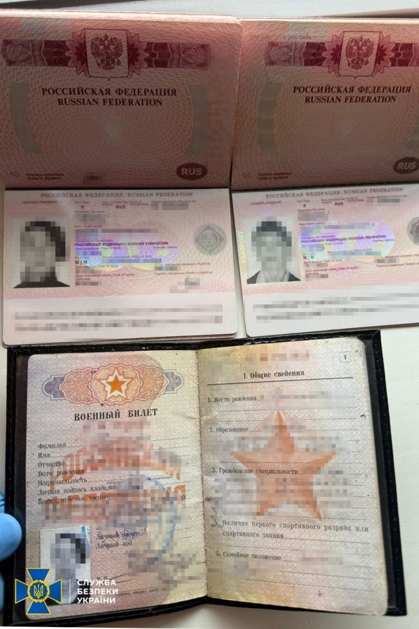 У підозрюваного вилучили військову форму РФ і документи (фото СБУ)
