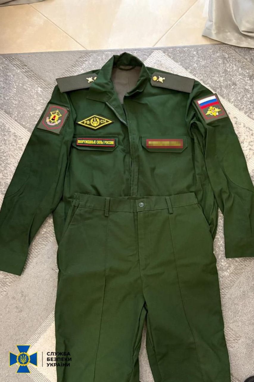 У підозрюваного вилучили військову форму РФ і документи (фото СБУ)