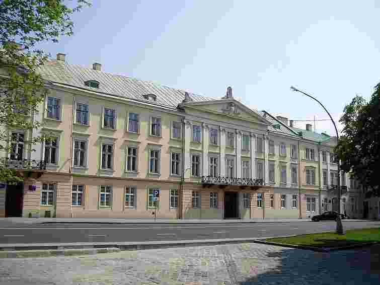 У будівлі Львівської обласної ради виявили самовільно замінені вікна та двері