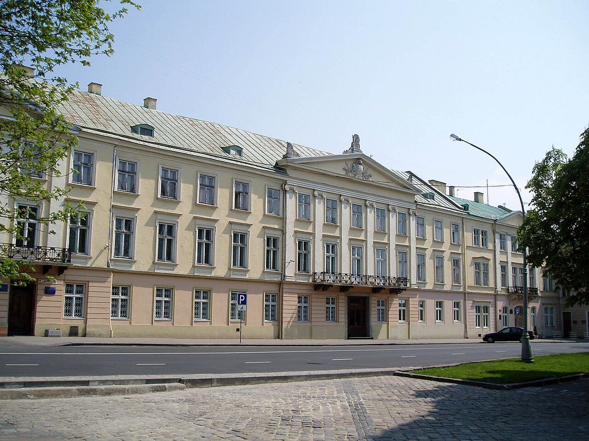 У будівлі Львівської обласної ради виявили самовільно замінені вікна та двері