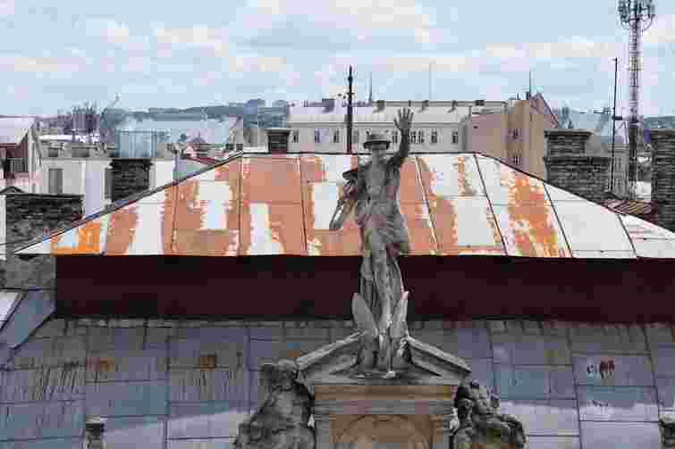 У центрі Львова продали ще частину будинку з Меркурієм за понад 17 млн грн