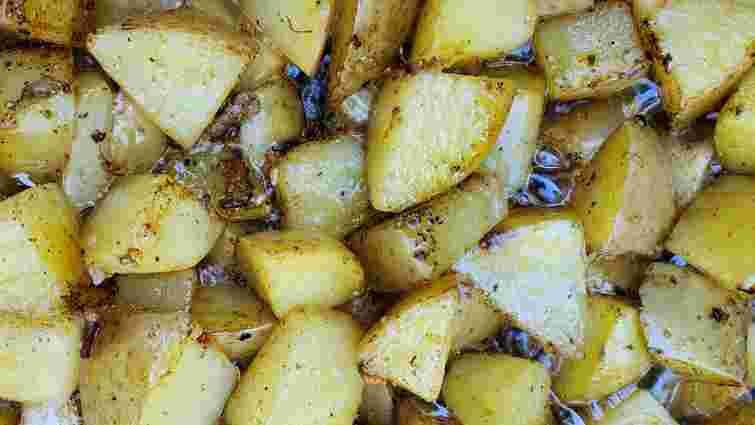 Золотиста та хрустка: як правильно обирати олію для запікання картоплі