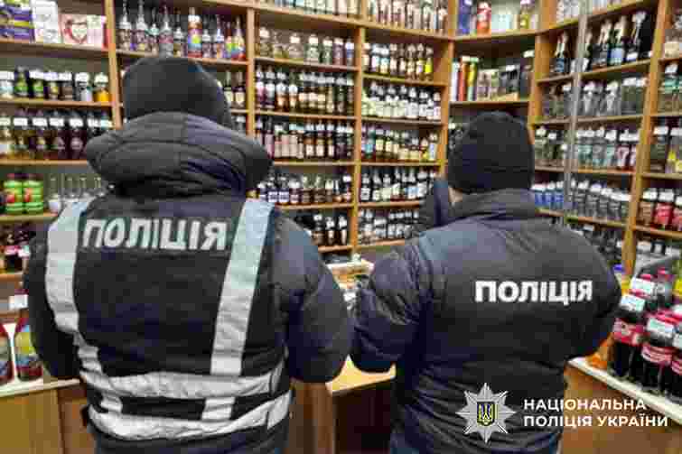 Поліція викрила продаж фальсифікованого алкоголю та сигарет у магазинах Хмельницького