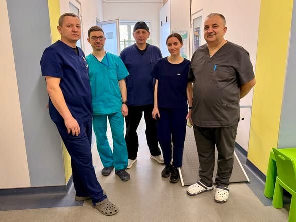 Команда лікарів, які оперували немовля