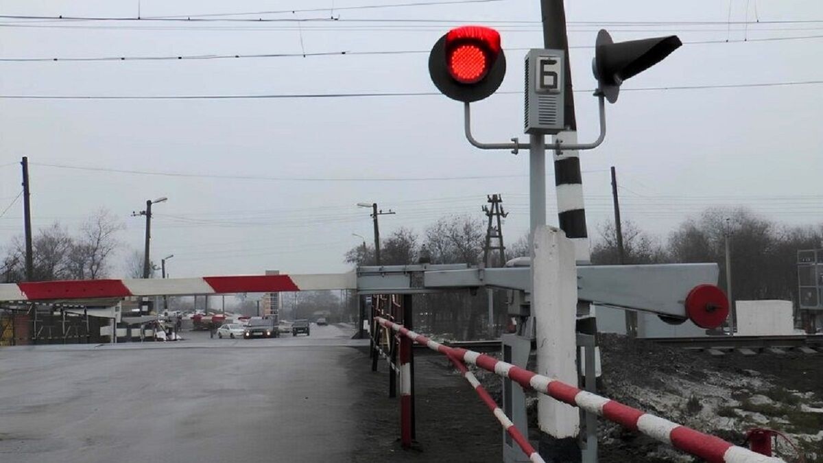 Через дефіцит електрики на залізничних переїздах в Яремчі вимкнули світлофори