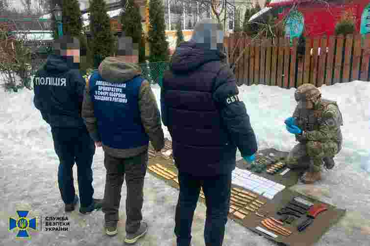 Керівника добровольчого формування на Рівненщині викрили на торгівлі зброєю