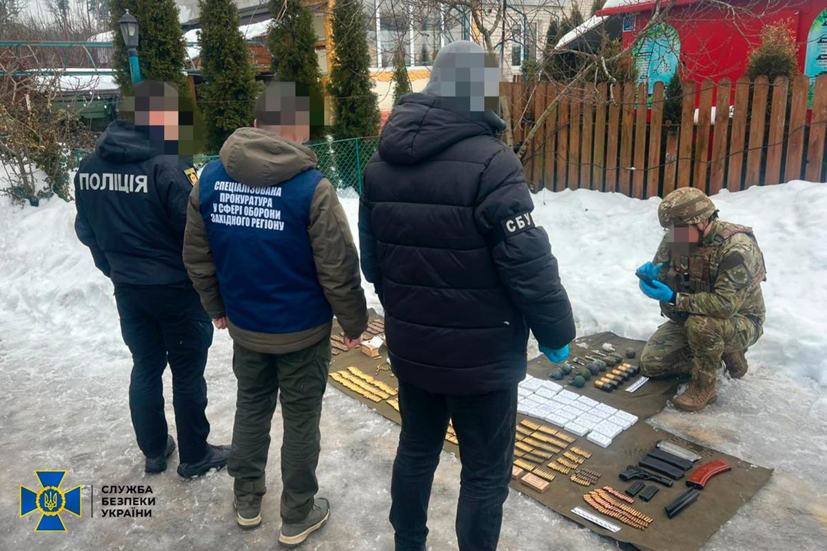Керівника добровольчого формування на Рівненщині викрили на торгівлі зброєю