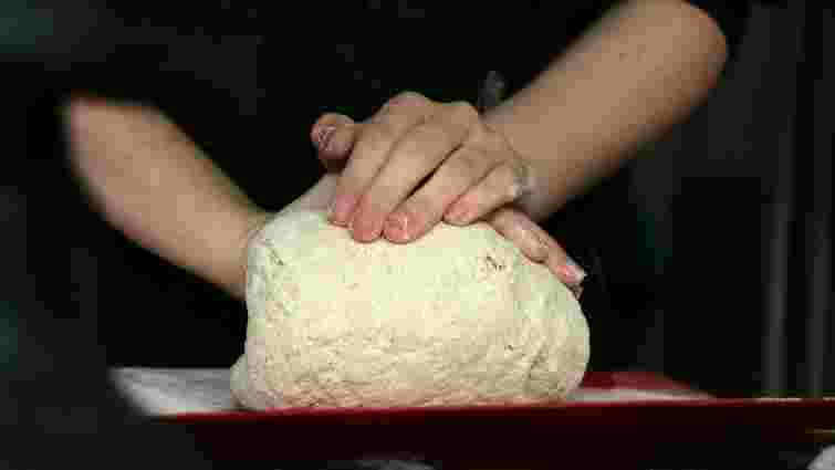 Ідеальна структура: як зробити дріжджове тісто пухким без додаткових інгредієнтів