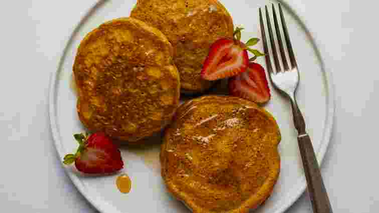 Чому оладки виходять сирими всередині: як виправити це під час приготування