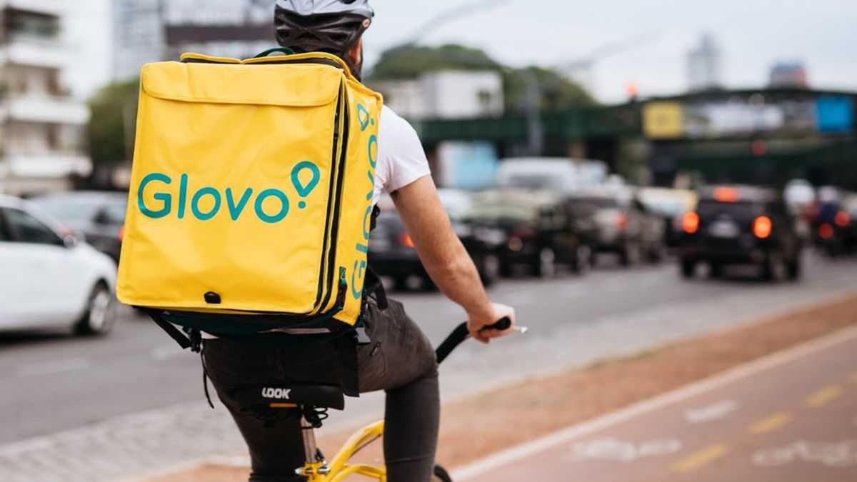 Через технічний збій Glovo масово списав з клієнтів тисячі гривень чайових кур'єрам