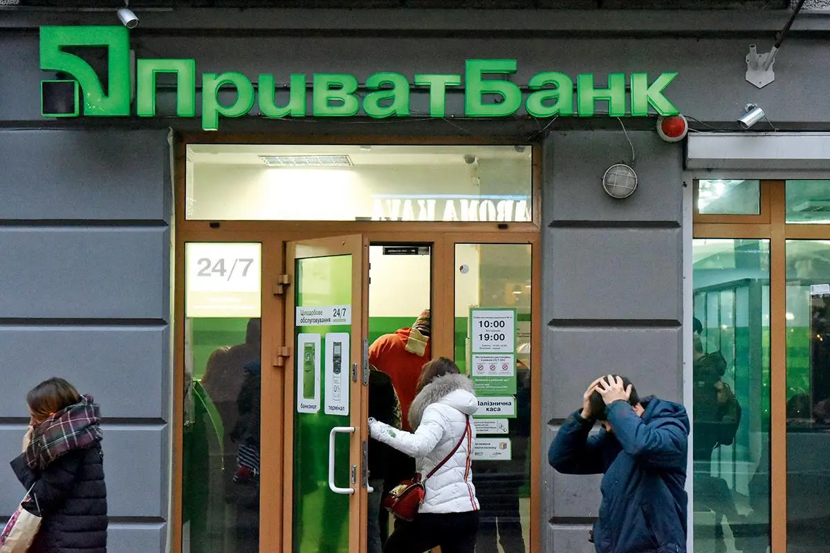 У «ПриватБанку» пояснили, як формуються комісії для клієнтів і чи є вони високими