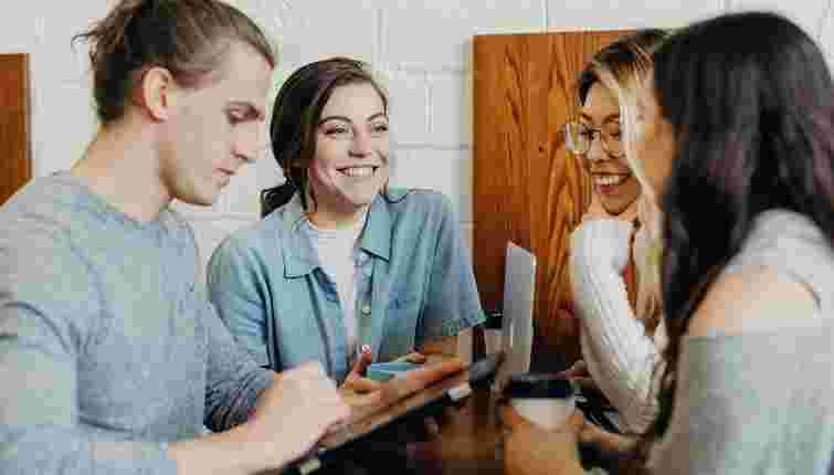 Викладачка виправила помилку: треба писати «до зустрічі» чи «дозустрічі»