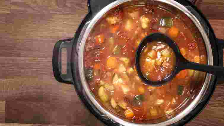 Як швидко остудити каструлю з їжею перед тим, як ставити в холодильник: простий лайфхак