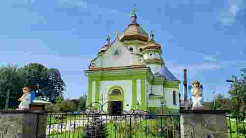 Церква із різьбленими тризубами та ардековими вітражами