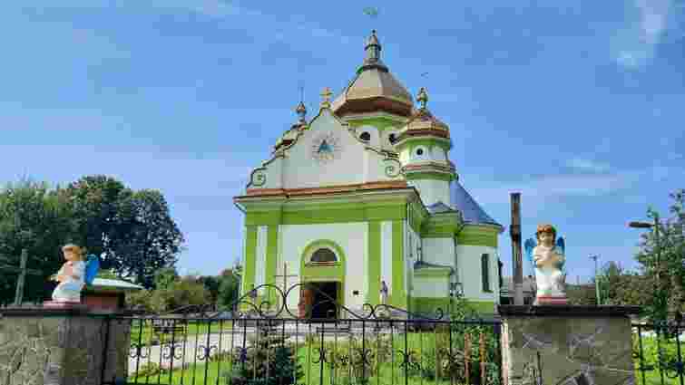 Церква із різьбленими тризубами та ардековими вітражами