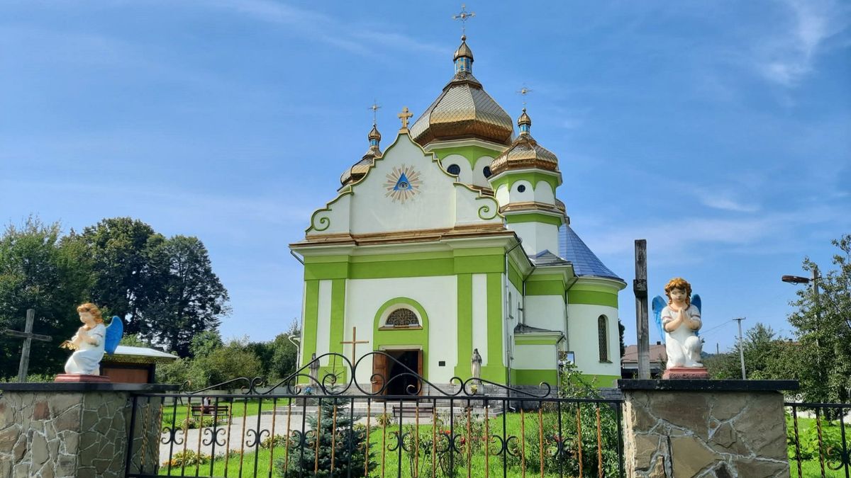 Церква із різьбленими тризубами та ардековими вітражами