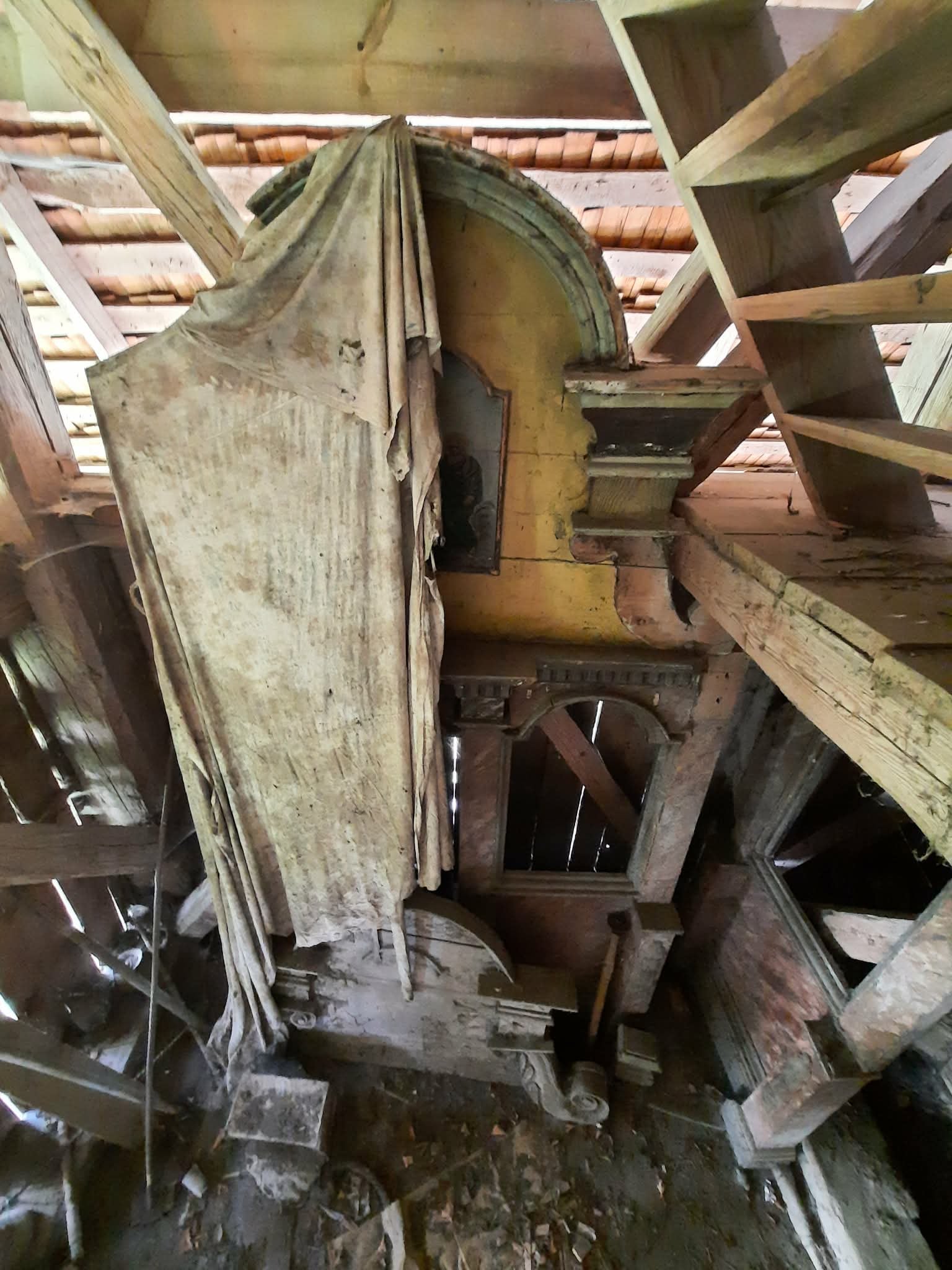 Старий іконостас у дзвіниці (фото ZAXID.NET)