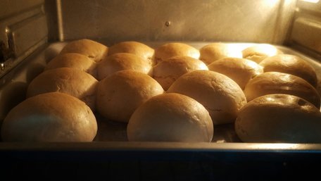 Отримаєте гарну скоринку: чим можна змастити булки та пиріжки перед випіканням 