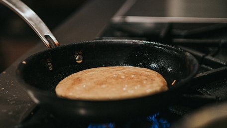 Що робити, якщо їжа тушкується, а не смажиться: помилки під час вибору сковороди