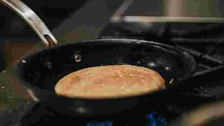 Що робити, якщо їжа тушкується, а не смажиться: помилки під час вибору сковороди