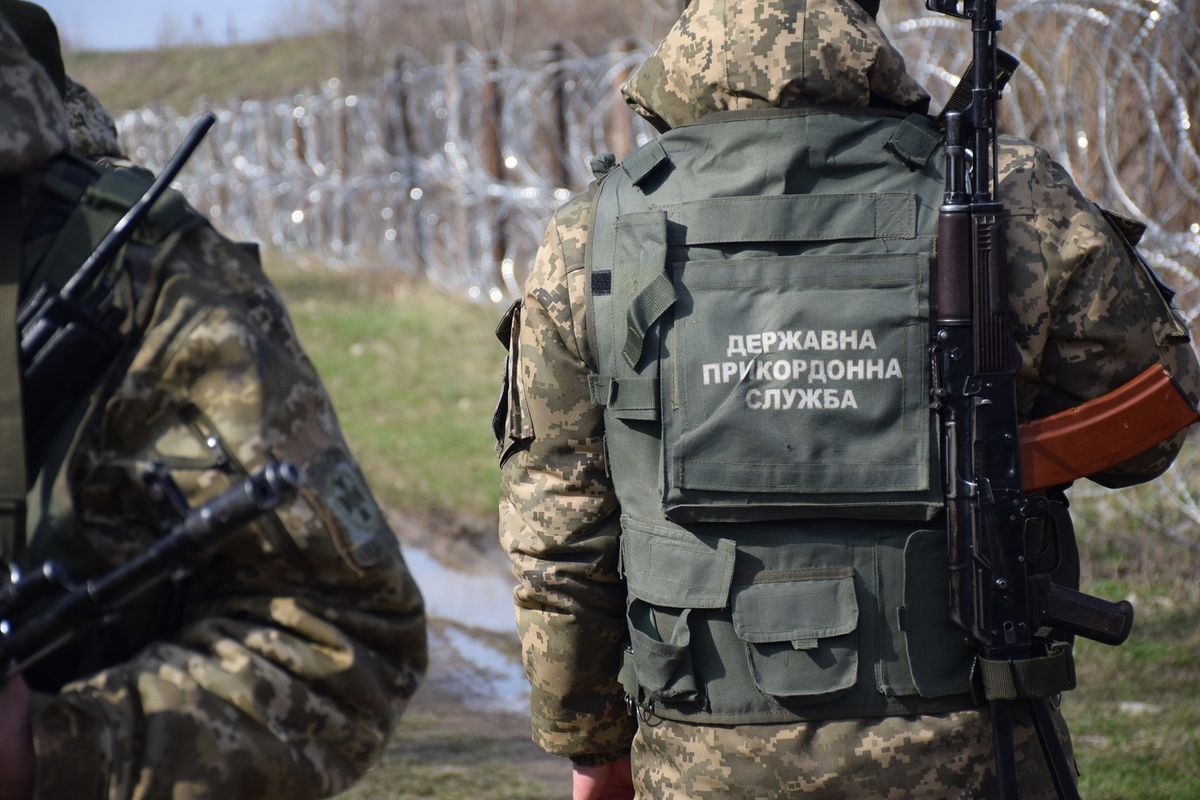 Посадовці ДПСУ з Києва уникли покарання за переправлення ухилянтів на Закарпатті