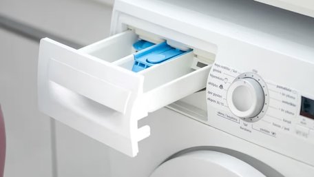 Цвіль та наліт зникне: як очистити лоток пральної машини