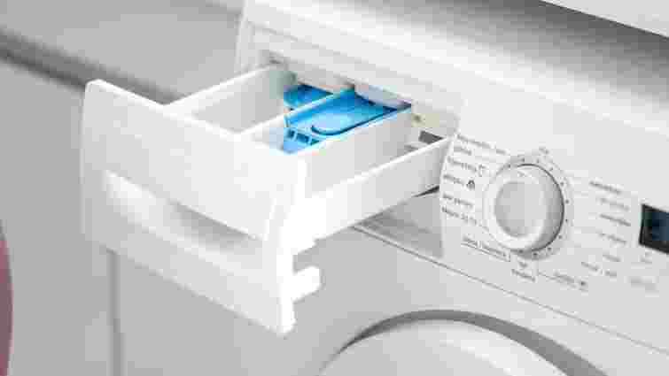 Цвіль та наліт зникне: як очистити лоток пральної машини