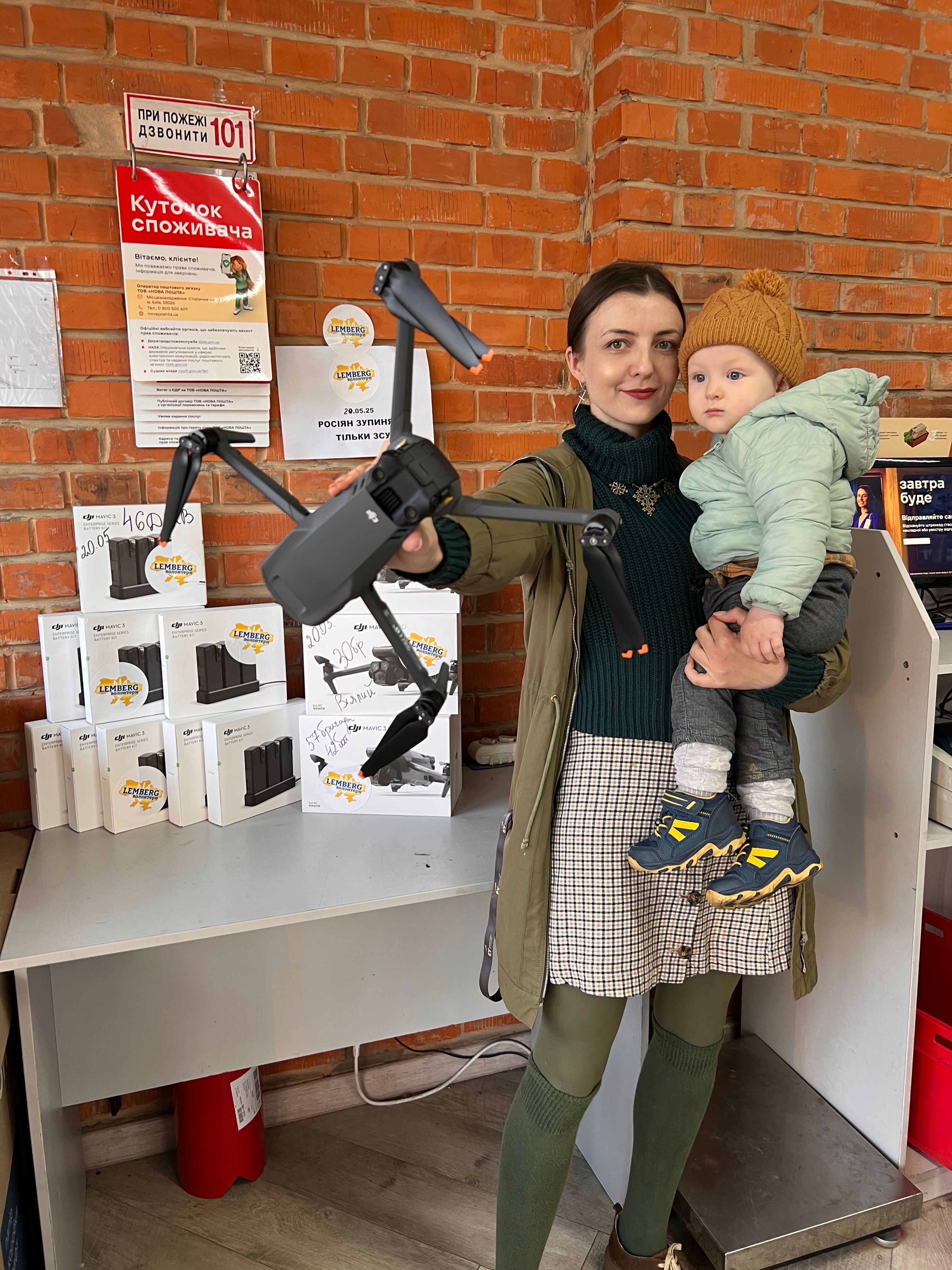 Жінка вчить Устимкка з дитинства, що допомога війську – це обовʼязок. Фото надала Світлана